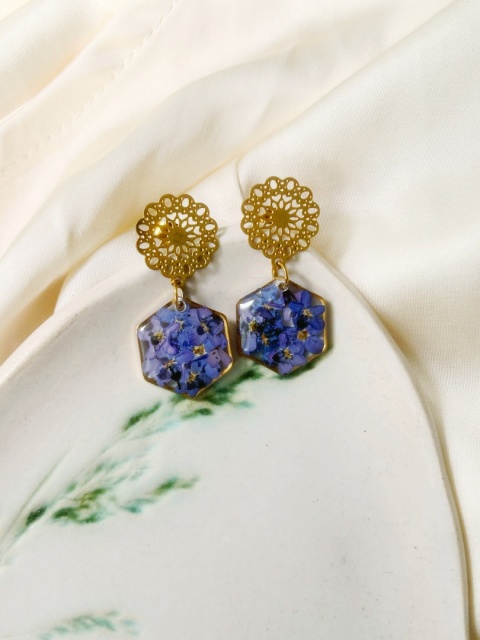 Kolczyki wiszące z niezapominajkami Kolczyki wiszące z niezapominajkami