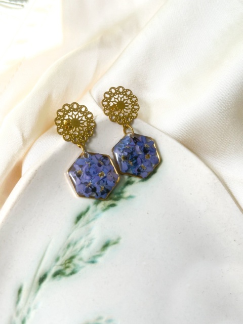 Złote kolczyki handmade z niezapominajkami Złote kolczyki handmade z niezapominajkami