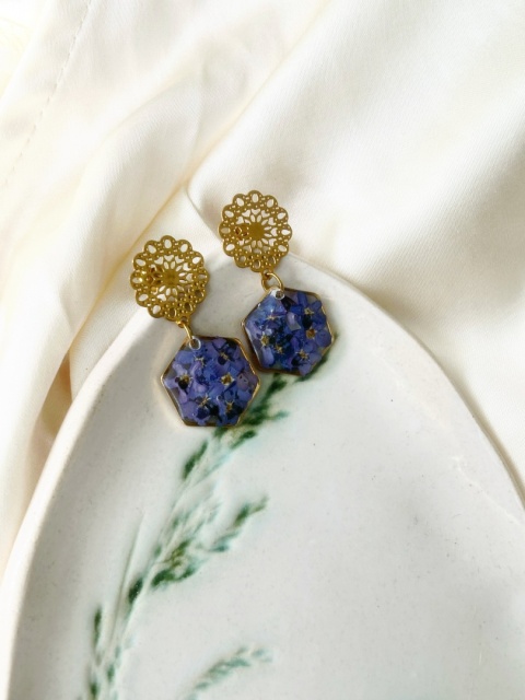 Ręcznie robione kolczyki z kwiatami w żywicy Ręcznie robione kolczyki z kwiatami w żywicy