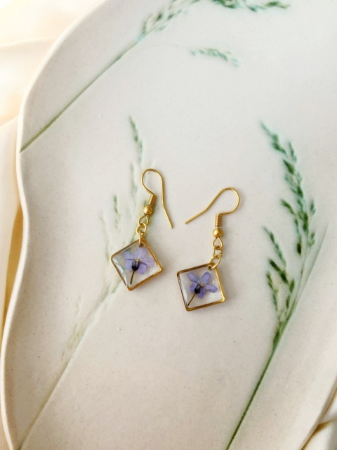 Wiszące kolczyki z niezapominajkami w żywicy