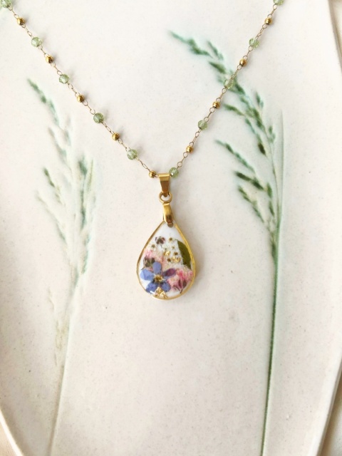 biżuteria z prawdziwymi kwiatami w żywicy – naszyjnik handmade