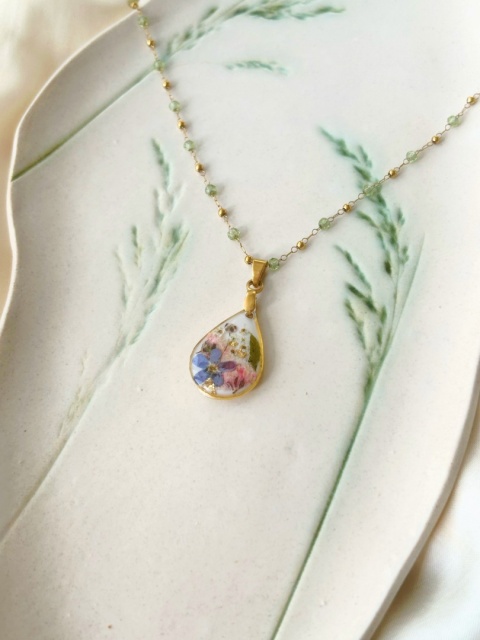 naszyjnik łezka z dziką marchwią, paprotką i niezapominajką