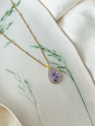 Naszyjnik z niezapominajkami w kropli żywicy