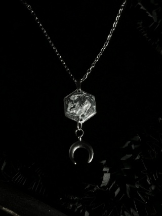 Kolekcja Noir Galaxy — naszyjnik z żywicą i księżycowym amuletem