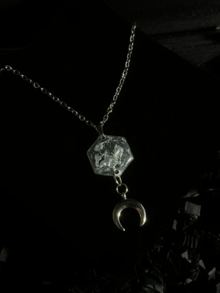 Kolekcja Noir Galaxy — naszyjnik z żywicą i księżycowym amuletem