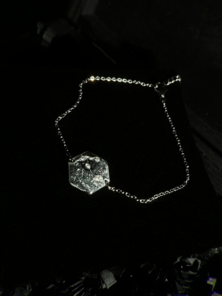 Bransoletka “Noir Galaxy” – stal chirurgiczna i żywica epoksydowa w kosmicznym, minimalistycznym wydaniu