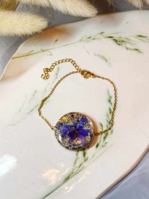 bransoletka z niebieskimi kwiatami