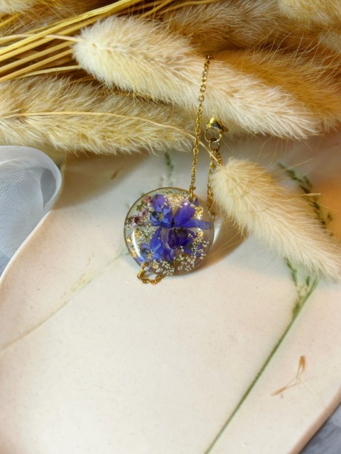 bransoletka ręcznie robiona z niebieskimi kwiatami