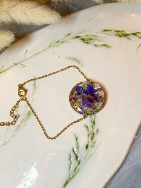 bransoletka z niebieskimi kwiatami