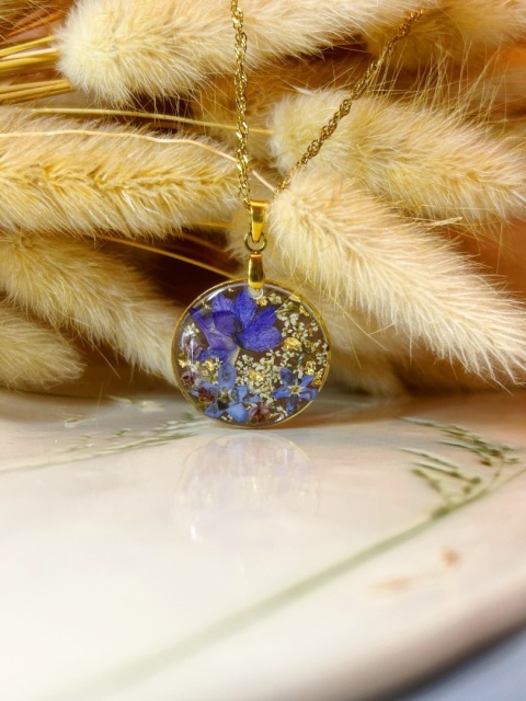 Złoty naszyjnik handmade z niebieskimi kwiatami w żywicy