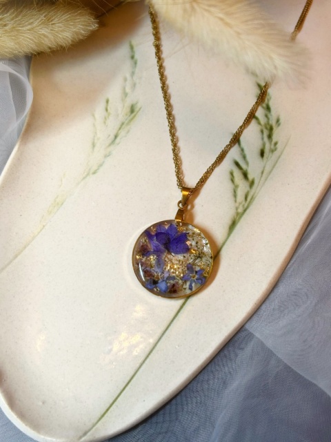 Okrągły wisiorek z kwiatami – naturalna biżuteria z żywicy