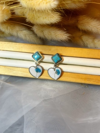 Kolczyki ze sztyftem z turkusowym kamieniem i suszoną gipsówką – biżuteria z sercem