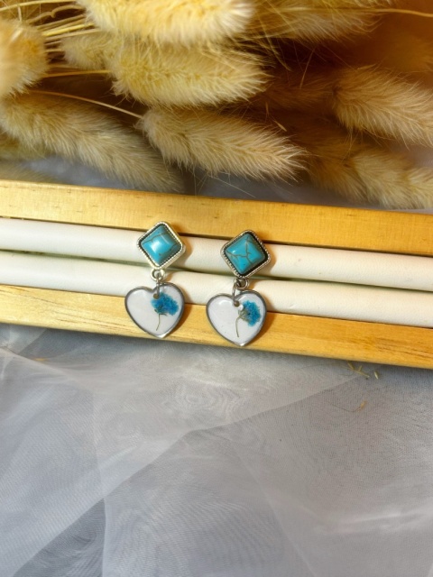 Kolczyki z turkusem i turkusową gipsówką zatopioną w żywicy – ręcznie robione