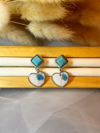Kolczyki ze sztyftem z turkusowym kamieniem i suszoną gipsówką – biżuteria z sercem