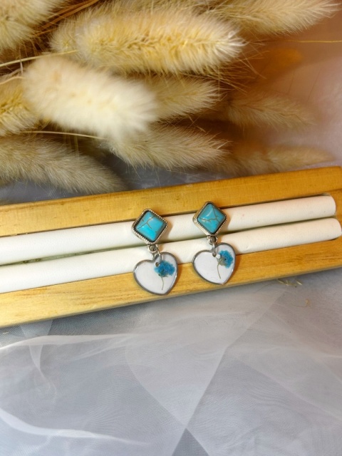 Biżuteria handmade – kolczyki serduszka z gipsówką i turkusem