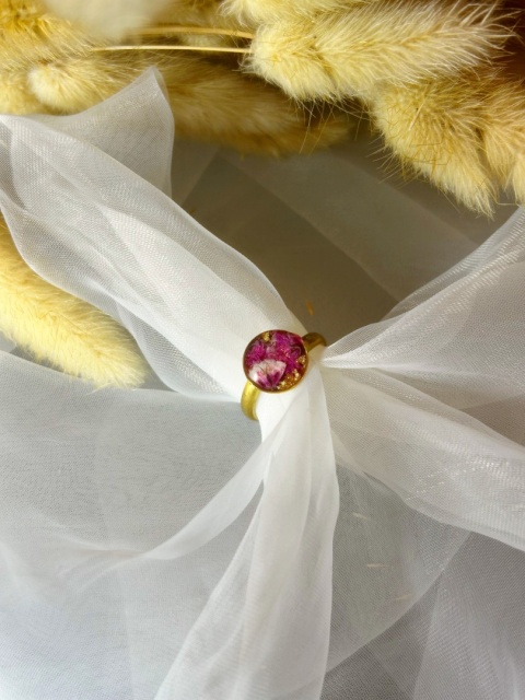 Regulowany pierścionek z różowymi gipsówkami – pozłacany