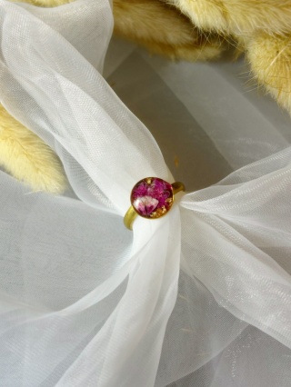 Regulowany pierścionek z różowymi gipsówkami – pozłacany