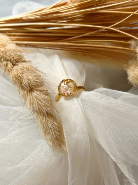 Regulowany pozłacany pierścionek z prawdziwymi białymi gipsówkami, delikatna biżuteria ręcznie robiona