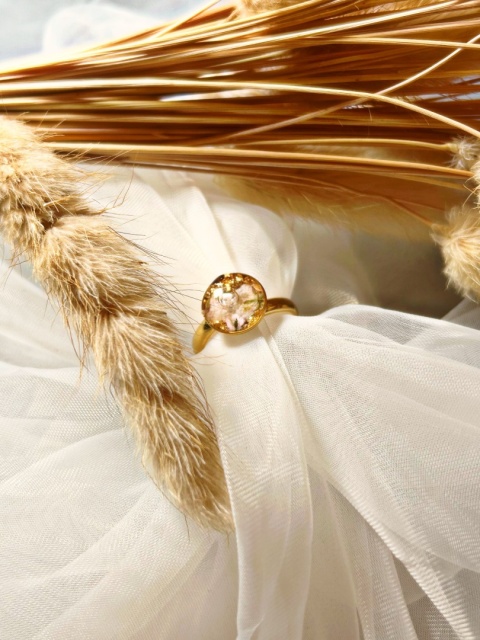 Pierścionek damski z białymi gipsówkami, pozłacany, idealny na prezent i święta Bożego Narodzenia