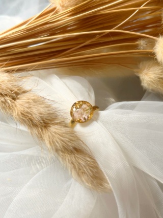 Regulowany pierścionek z białymi gipsówkami – pozłacany, ręcznie robiony, idealny na prezent