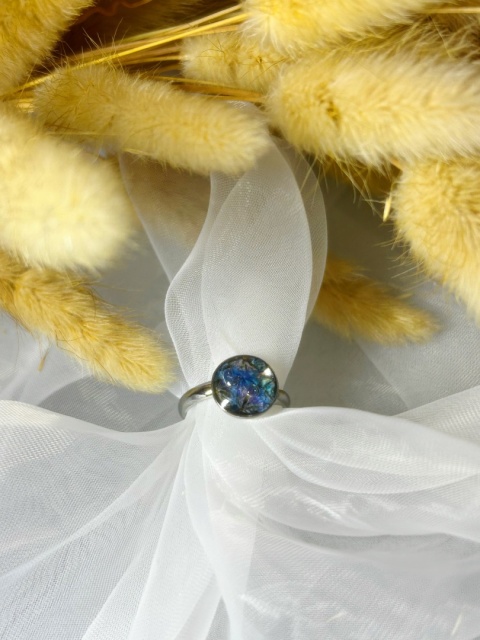 Regulowany posrebrzany pierścionek z prawdziwymi niebieskimi gipsówkami, delikatna biżuteria ręcznie robiona