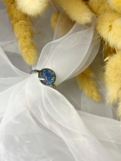 Ręcznie wykonany pierścionek z kwiatami – niebieskie gipsówki w posrebrzanej oprawie, regulowany rozmiar