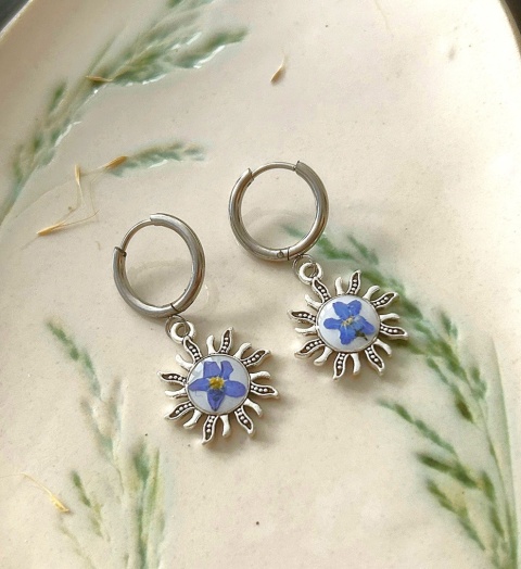 Kolczyki z niezapominajkami w dekoracyjnych słonecznych oprawach, ręcznie robiona biżuteria.