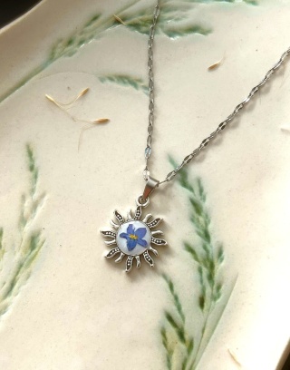 Naszyjnik Slońce z niezapominajką w żywicy – posrebrzany, biżuteria z kwiatami handmade