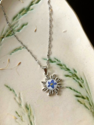 Naszyjnik Slońce z niezapominajką w żywicy – posrebrzany, biżuteria z kwiatami handmade