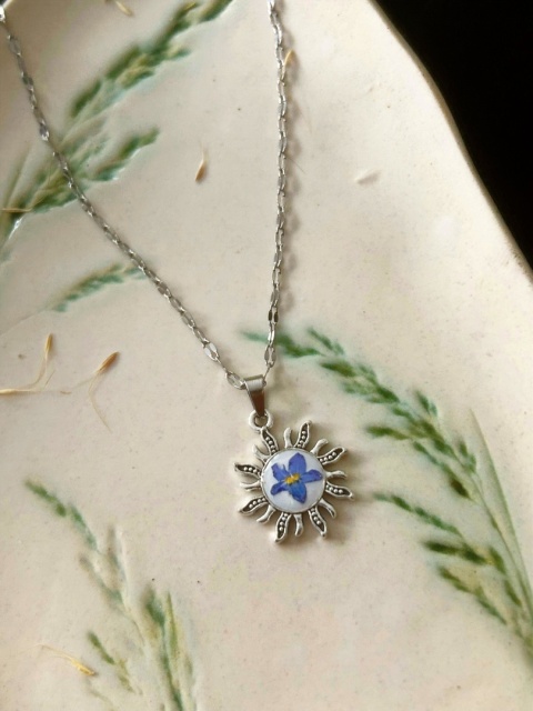 Delikatny naszyjnik handmade z prawdziwą niezapominajką