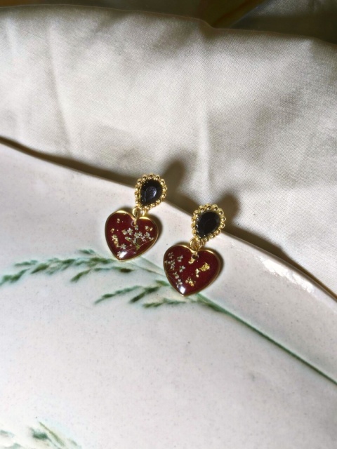 Świąteczne kolczyki wiszące z naturalnymi kwiatami w żywicy, elegancki bigiel z czarną cyrkonią, prezentowa biżuteria z sercem