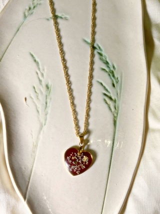 Naszyjnik „Świąteczne Serduszko” – ręcznie robiona biżuteria z żywicy z kwiatami