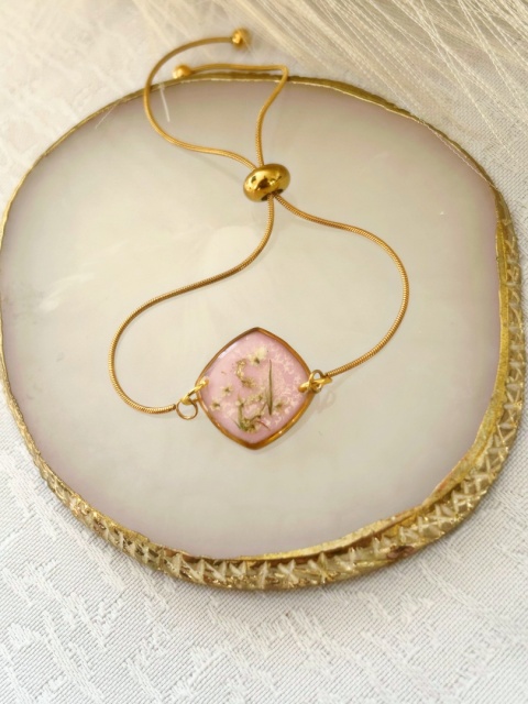 Delikatna bransoletka z żywicy z naturalnymi roślinami – biżuteria handmade na prezent