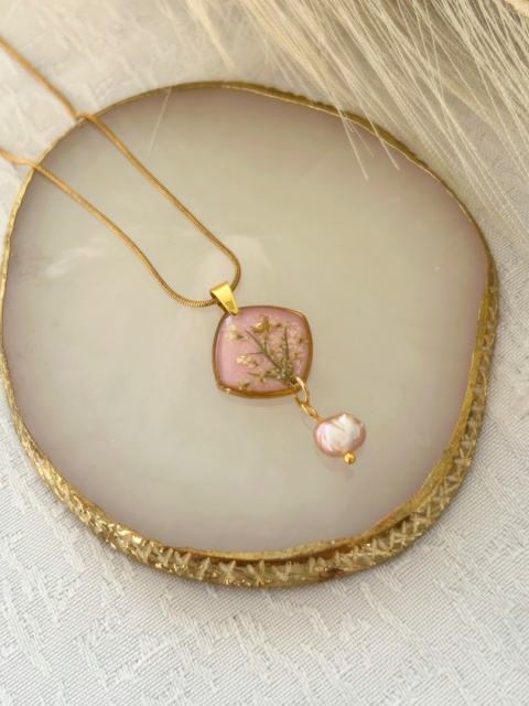 Naszyjniki handmade z różowym tłem i naturalnymi kwiatami w złotej oprawie