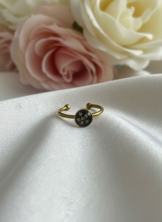 Regulowany pierścionek z kwiatami