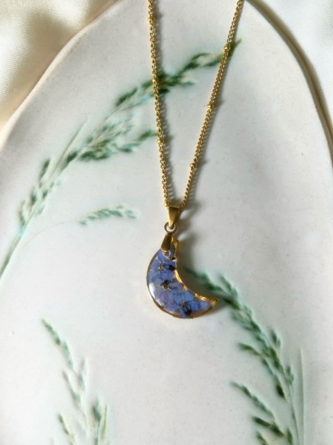 Naszyjnik z niezapominajkami w kształcie księżyca – biżuteria z żywicy z prawdziwymi kwiatami Naszyjnik z niezapominajkami w kształcie księżyca – biżuteria z żywicy z prawdziwymi kwiatami