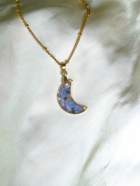 Złoty naszyjnik handmade z niezapominajkami zatopionymi w krystalicznej żywicy Złoty naszyjnik handmade z niezapominajkami zatopionymi w krystalicznej żywicy