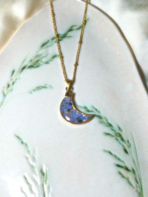 Delikatny naszyjnik z kwiatami niezapominajki – ręcznie robiona biżuteria inspirowana naturą Delikatny naszyjnik z kwiatami niezapominajki – ręcznie robiona biżuteria inspirowana naturą