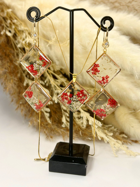 Złoty zestaw biżuterii handmade z żywicy – naszyjnik i kolczyki z naturalnymi suszonymi kwiatami dzikiej marchwi, eleganckie i unikalne dodatki z żywicy i stali chirurgicznej
