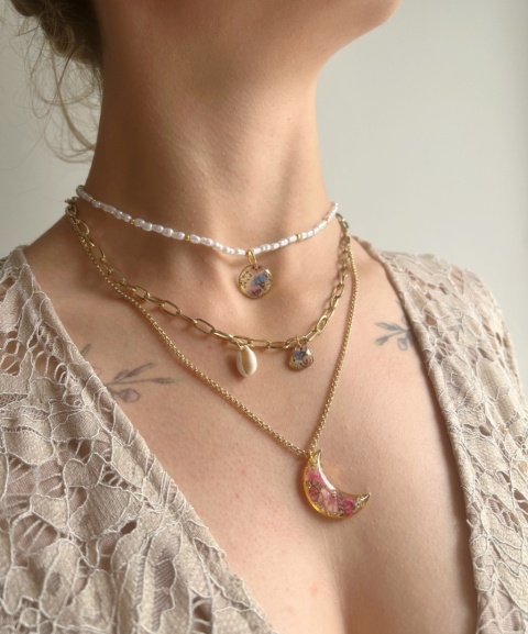 Trzywarstwowy naszyjnik z perłami hodowlanymi, muszelką i zawieszkami z kwiatami zatopionymi w żywicy – biżuteria handmade Trzywarstwowy naszyjnik z perłami hodowlanymi, muszelką i zawieszkami z kwiatami zatopionymi w żywicy – biżuteria handmade