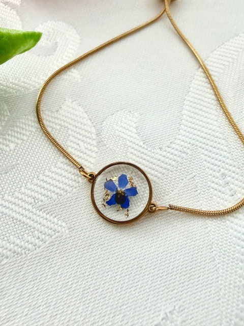 Minimalistyczna bransoletka z prawdziwą niezapominajką zatopioną w żywicy ze stali szlachetnej handmade