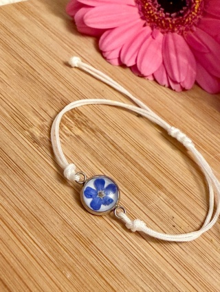 Bransoletka z niezapominajką na nylonowym sznurku – delikatna biżuteria handmade