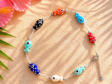 kolorowy choker z ceramicznymi rybkami letnia biżuteria handmade
