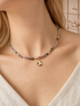Choker z kolorowego turmalinu i kwiatową zawieszką
