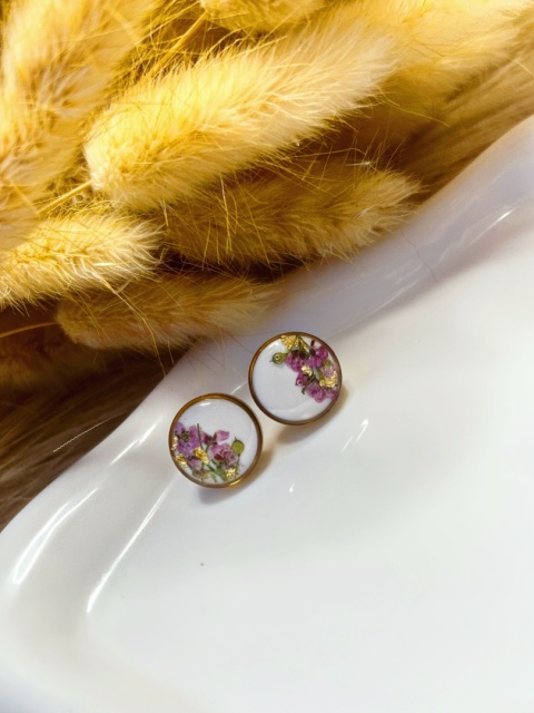 Delikatne kolczyki z naturalnymi kwiatami smagliczki w żywicy, pozłacana oprawa, średnica 12 mm, biżuteria handmade
