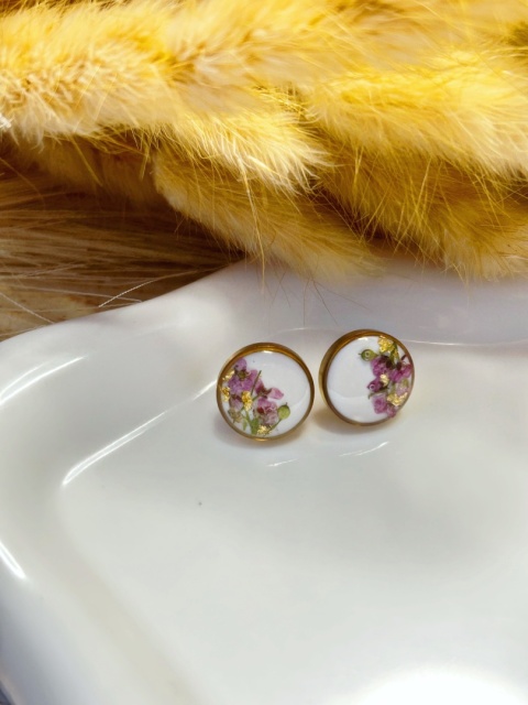 Minimalistyczne kolczyki handmade z kwiatami smagliczki, biała baza, trwała pozłacana powłoka, średnica 12 mm