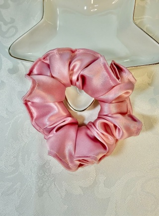 Jedwabna gumka scrunchie różowa z naturalnego jedwabiu 21 momme