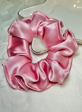 Jedwabna gumka scrunchie różowa z naturalnego jedwabiu 21 momme