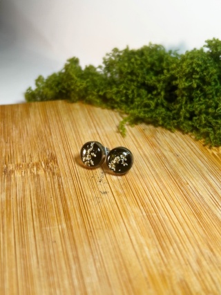 Kolczyki wkrętki dzika marchew na czarnym tle 8 mm