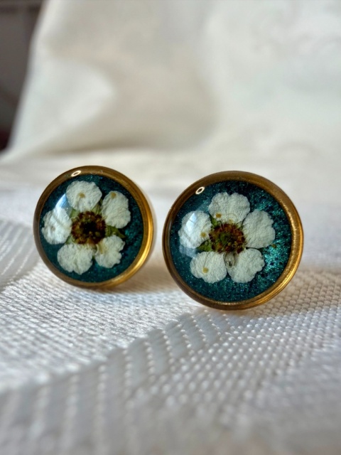 Kolczyki wkrętki z kwiatami tawuły handmade